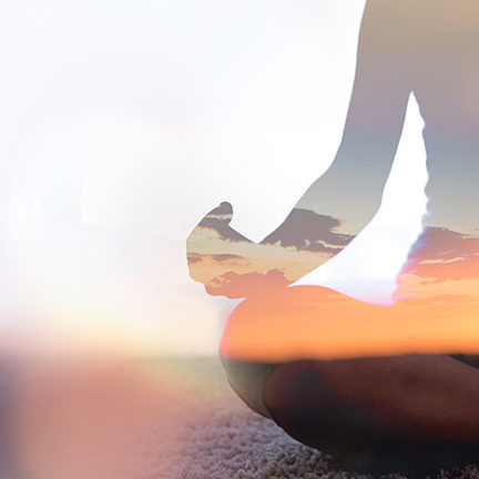 Meditation Mood, durch einen Yogi im Lotussitz sieht man den Sonnenuntergang