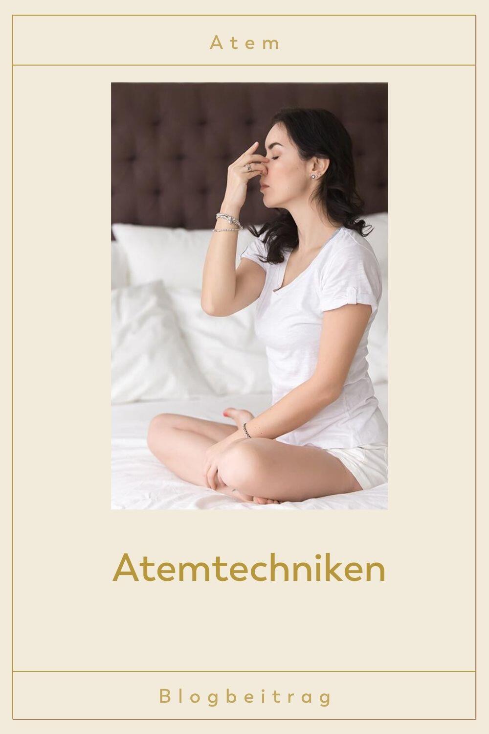 Eine Frau sitzt auf dem Bett und übt Atemtechniken