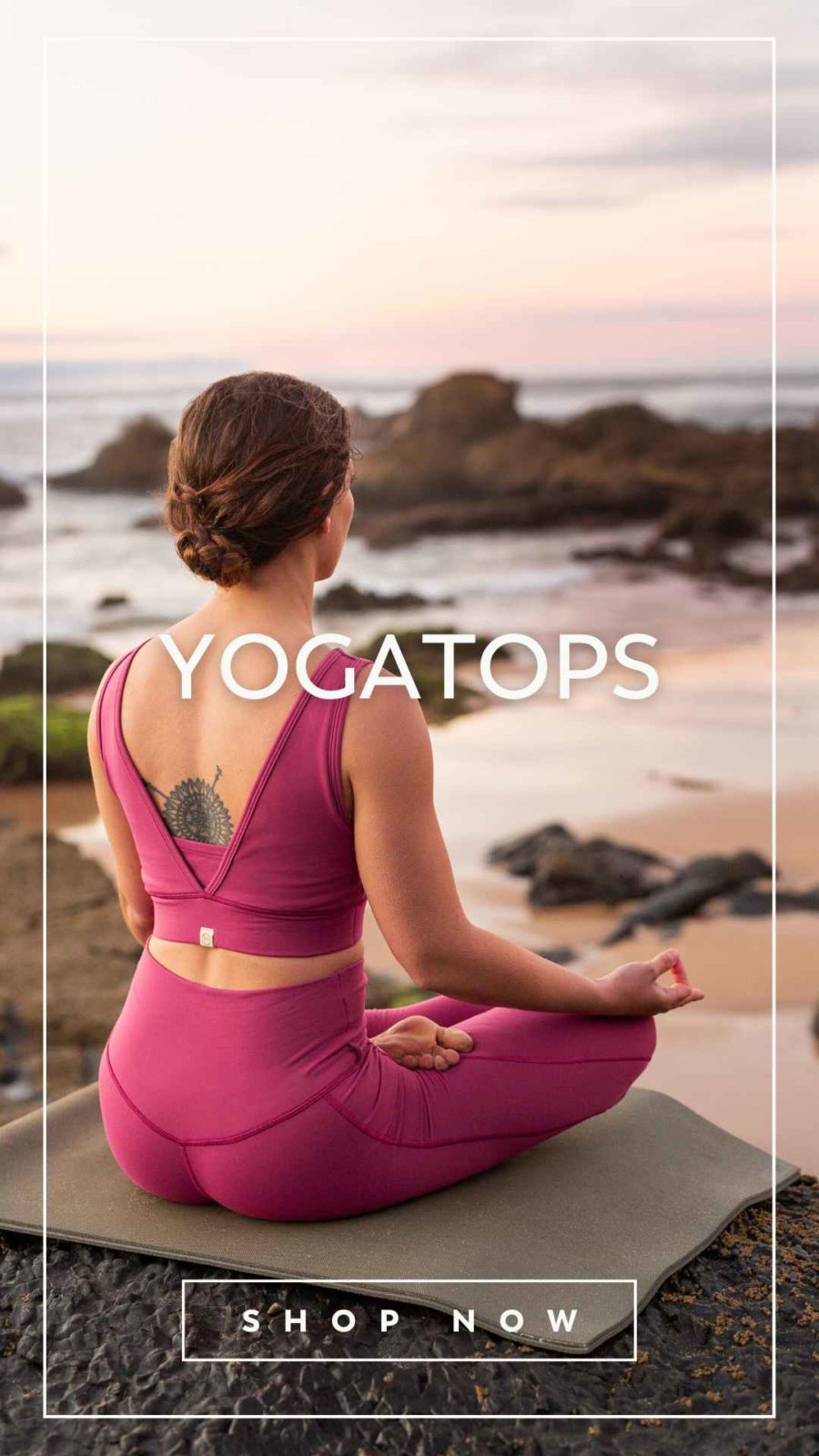 Kategorie Tops: Frau sitzt im Lotussitz am Strand und trägt Yogatop und Yogaleggings in Pink und schaut auf das Meer